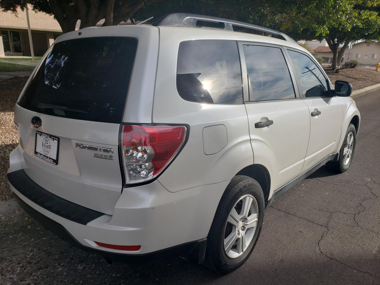 2010 WHITE /gray Subaru Forester (JF2SH6BC3AH) with an 2.4L L4 DOHC 16V engine, 5-Speed Automatic transmission, located at 323 E Dunlap Ave., Phoenix, AZ, 85020, (602) 331-9000, 33.567677, -112.069000 - 2010 Subaru Forester,......EXCELLENT condition,.... Ice Cold A/C, Gray interior with lite gray cloth seats in near perfect condition, New brakes, Tune up, Stereo/CD Player, Satellite compatible, This suv is gorgeous inside and out, Incredible gas mileage! Arizona title , Runs and Drives Excellent... - Photo#3